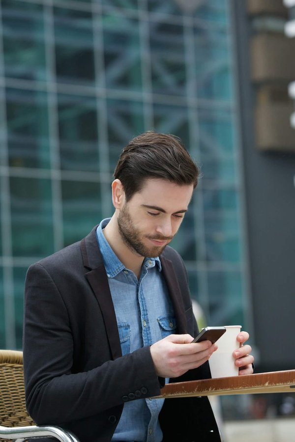 Quels sont les avantages à intégrer l'envoi de SMS en groupe dans votre stratégie ?